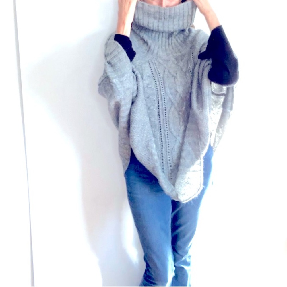 ❄️❄️❄️❄️Cozy super pretty Poncho with Turtleneck Cable-knit Lite Grey 🤍❄️❄️❄️❄️